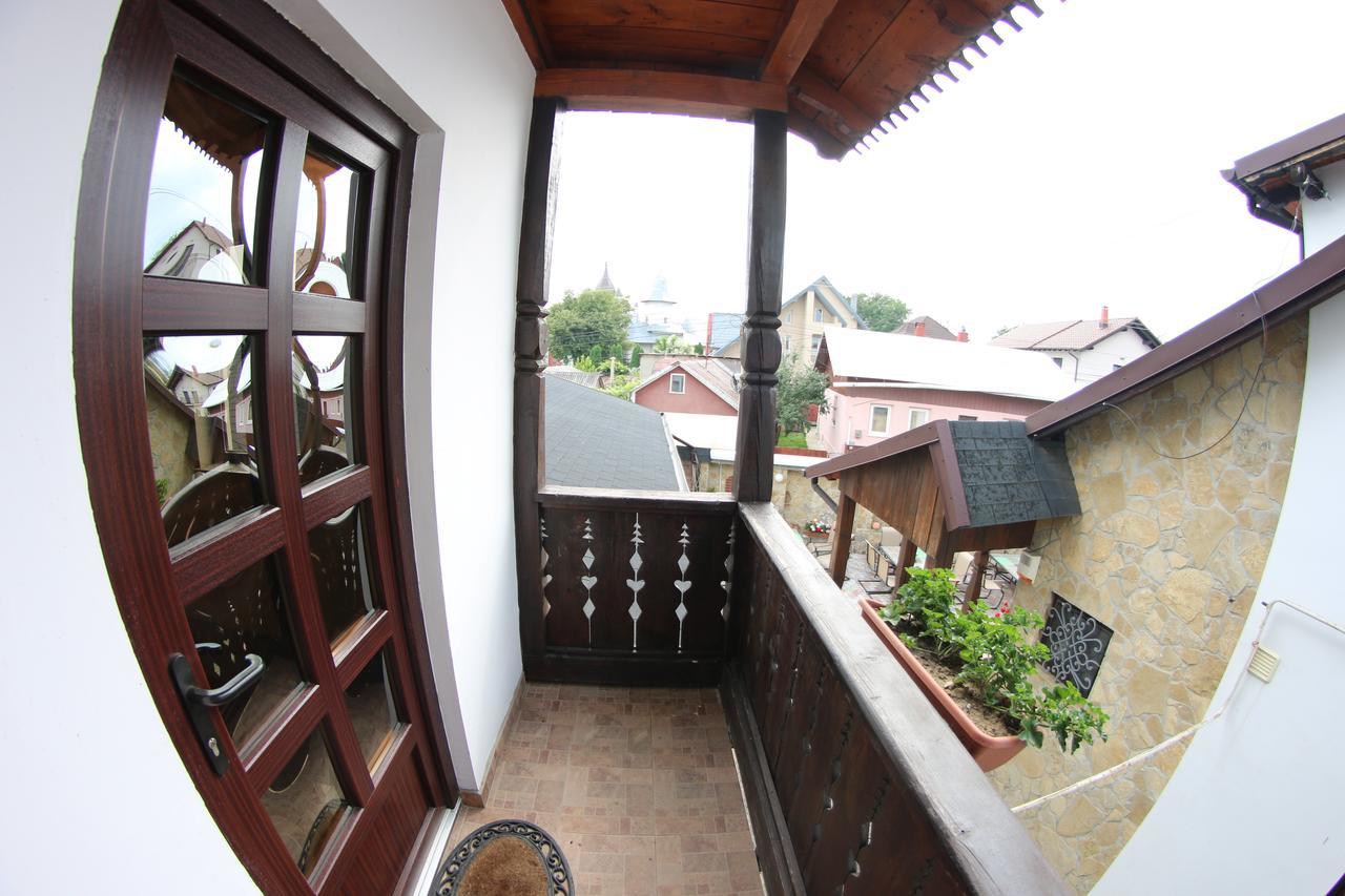 Casa Bucovineana Hotel ซูชาวา ภายนอก รูปภาพ