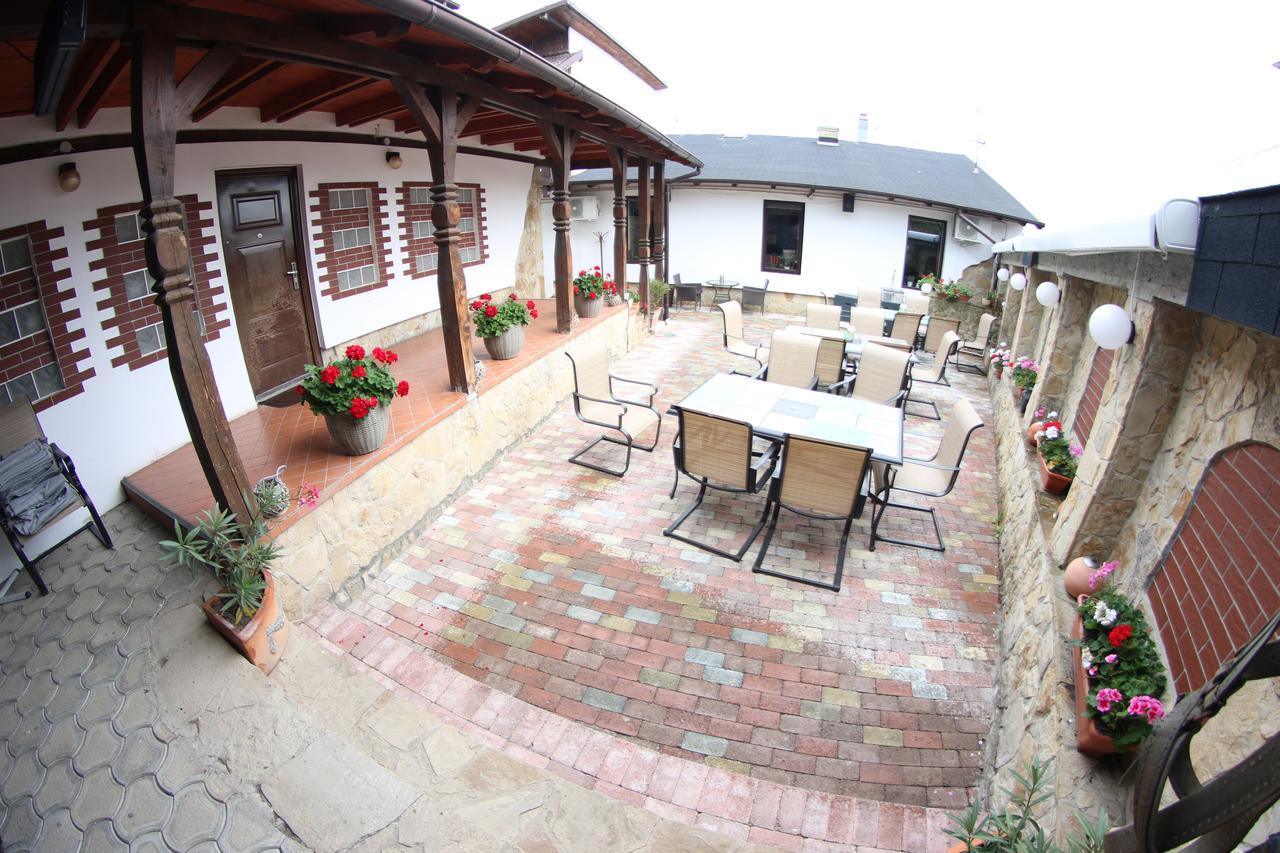 Casa Bucovineana Hotel ซูชาวา ภายนอก รูปภาพ